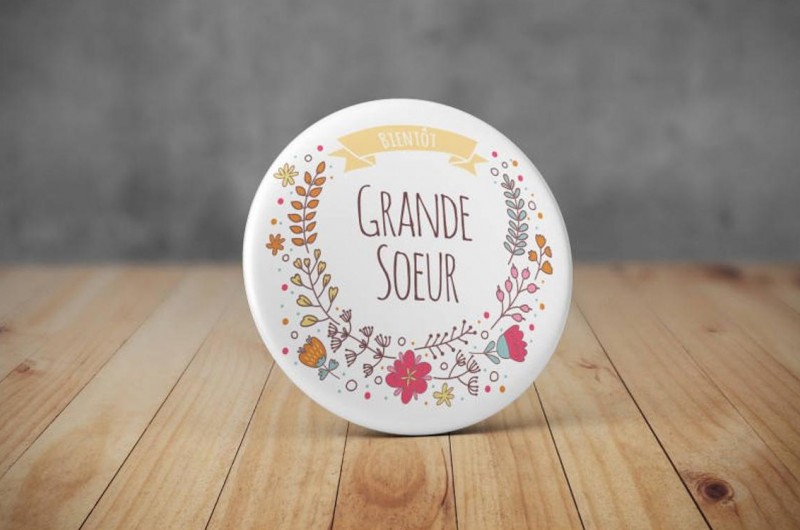 Badge Bientôt Grande Soeur Fleurs